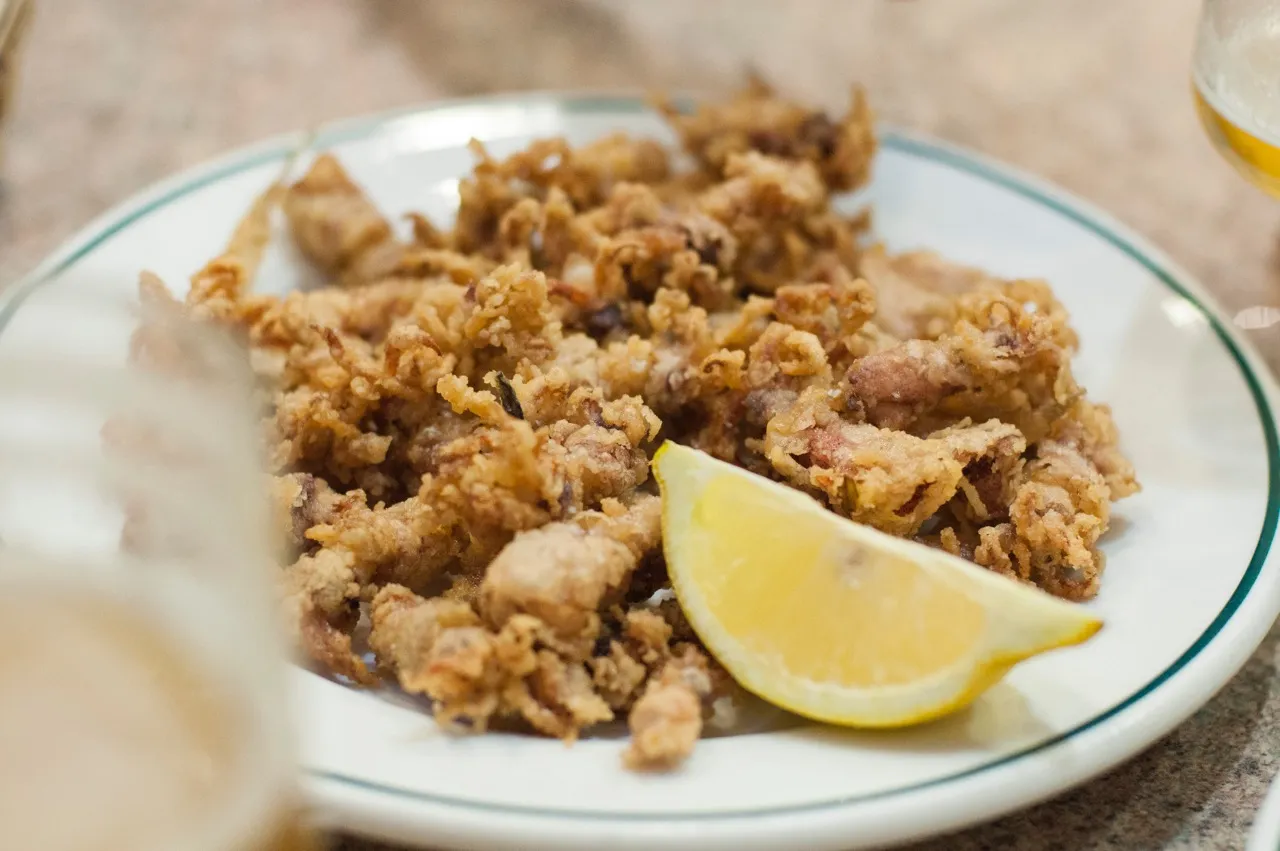Chipirones fritos con limón en Rhein Marratxí